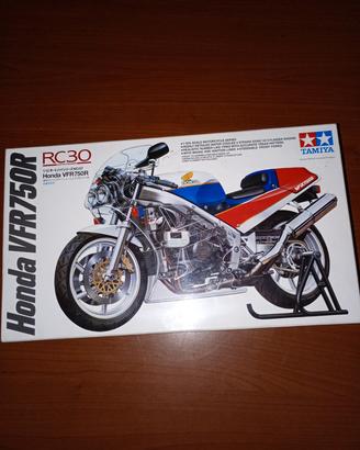 modellino di moto in kit da costruire della tamiya
