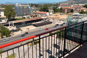 Appartamento con grande balconata, Arredato