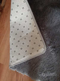 Tappeto in pelliccia grigio