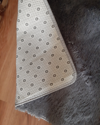 Tappeto in pelliccia grigio