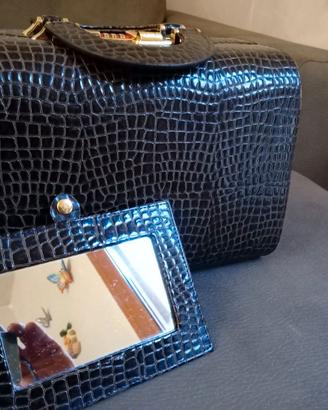 Borsetta in coccodrillo,come da foto.