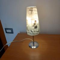 Lampada da tavolo moderna in metallo e plastica