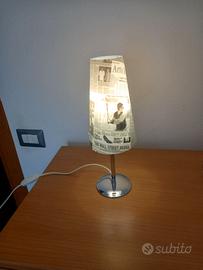 Lampada da tavolo moderna in metallo e plastica