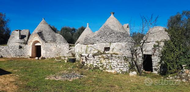 Complesso di trulli con terreno c.da Cuoco Martina