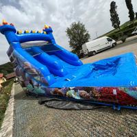 Scivolo acquatico con piscina