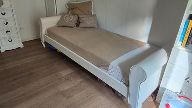 Letto singolo in legno e testate imbottite