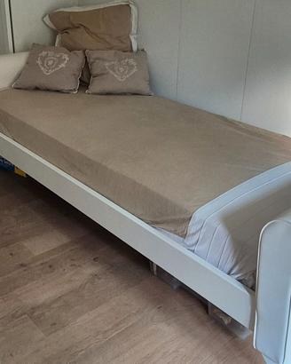 Letto singolo in legno e testate imbottite