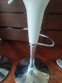 Due sgabelli colore bianco