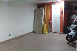 Garage piastrellato e con bagno