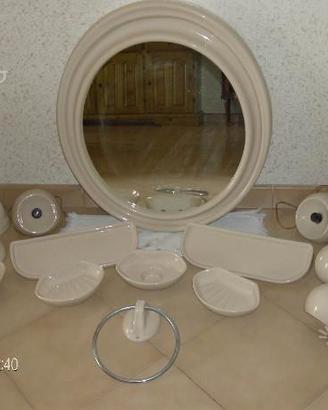 mobile arredo bagno specchio lampadario 