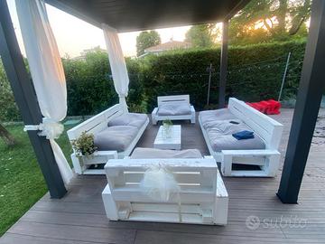 Set divani pallet da esterno con cuscini