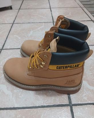 Scarpe caterpillar pari al nuovo messo 2 volte.