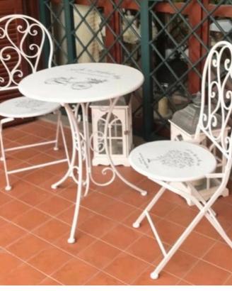 tavolo rotondo in alluminio ha più due sedie