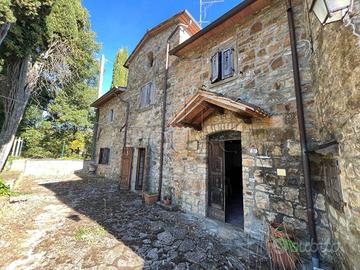 Rustico / Casale di 349 m² con 4 locali e box auto
