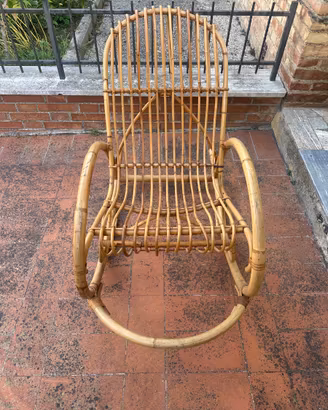 Sedia a dondolo in rattan