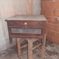 antica incubatrice per uova dei primi del 1900.