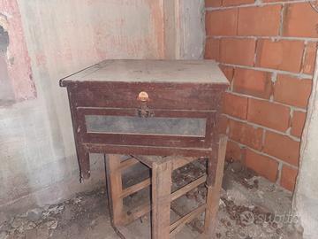 antica incubatrice per uova dei primi del 1900.