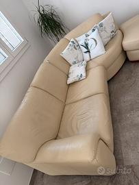 Divano angolare in pelle color crema +pouf