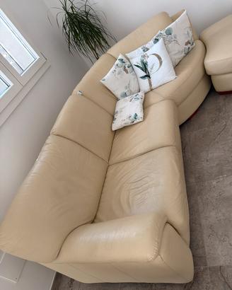 Divano angolare in pelle color crema +pouf