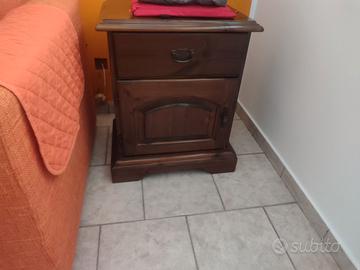 Scrivania mensola comodino e specchio camera