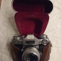 Macchina fotografica e cavalletto 