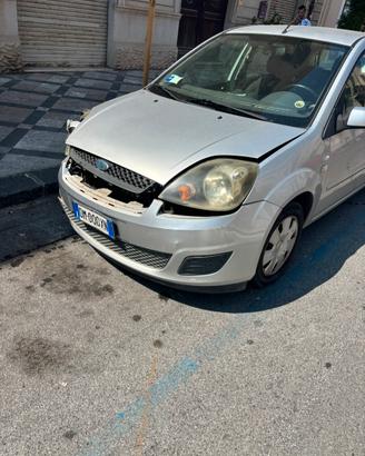 Ford fiesta incidentata