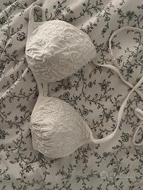 Costume prte sopra bianco