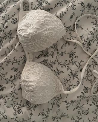 Costume prte sopra bianco