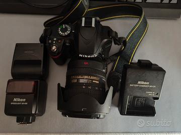 NIKON D3200 con flash e obiettivo 18-200