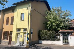 AICURZIO-2 locali indipendente con area esterna