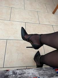 Eleganti scarpe con tacchi a spillo