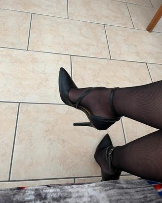 Eleganti scarpe con tacchi a spillo