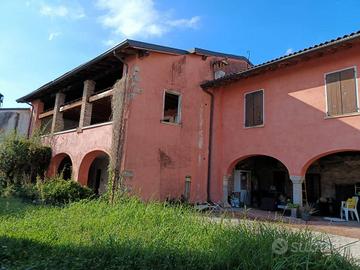 Appartamento trilocale da ristrutturare a Calvages