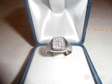 Anello in oro bianco con pave' di brillanti