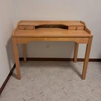 Scrivania con cassetti