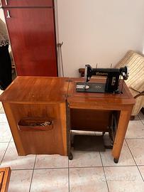 Macchina da cucire Vistoria a pedale con mobile