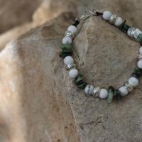 Bracciale Howlite e Rubino Zoisite. Fatto a mano