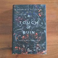 A touch of ruin, di Scarlett St. Clair