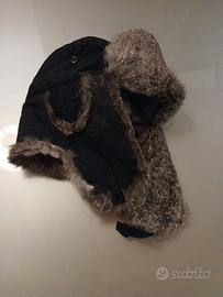 cappello con paraorecchi.