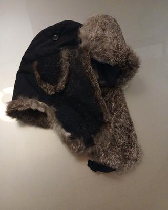 cappello con paraorecchi.
