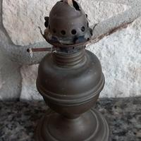 Antica lampada ad olio in ottone, senza paralume. 