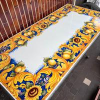 Tavolo in pietra lavica decorato a mano