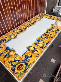 Tavolo in pietra lavica decorato a mano