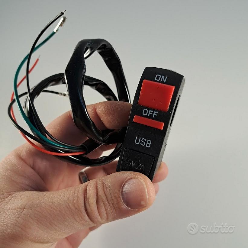 PRESA USB PER MOTO CON ATTACCO MANUBRIO IMPERMEABILE NERO E CON  INTERRUTTORE