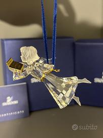 Angelo con pergamena Swarovski