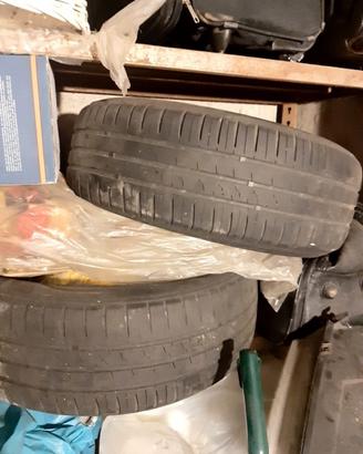 2 gomme macchina Ford fusion e 4 fari