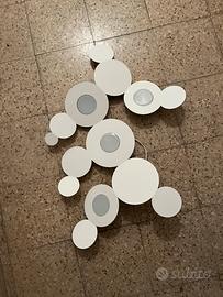 Lampadario, rete e materasso