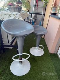 Coppia di sgabelli moderni