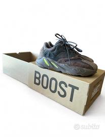 Adidas Yeezi Boost 700