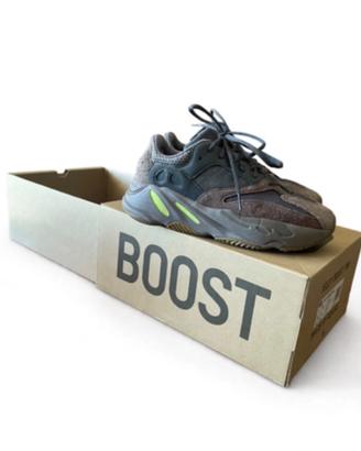 Adidas Yeezi Boost 700